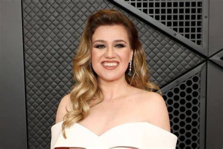 Kelly Clarkson Almost Falls Flat On Her Face At Red Carpet Event But Has Epic Recovery – Check Out The Vid!