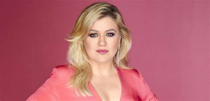 Kelly Clarkson Has A Wholesome Moment Remembering Her Win At American Idol Twenty Years Ago