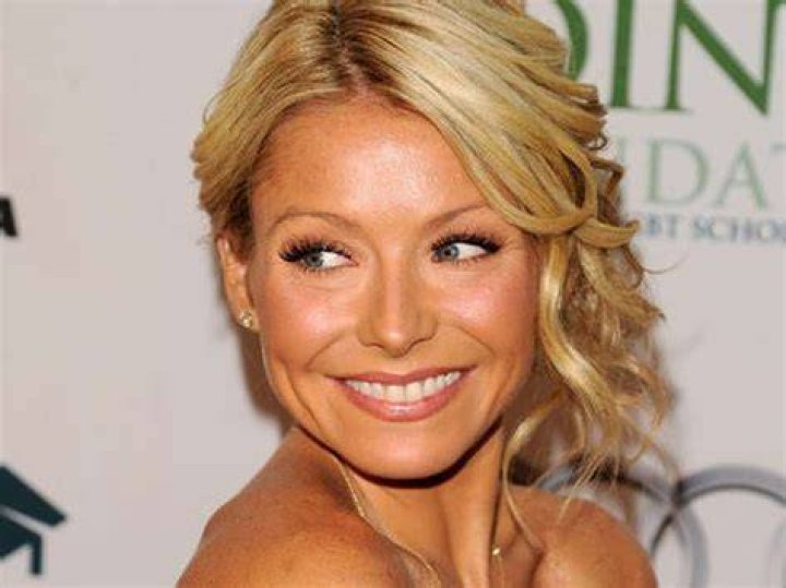 Kelly Ripa Offers To Be Blake Lively’s Surrogate For Blake And Ryan’s 4th Baby