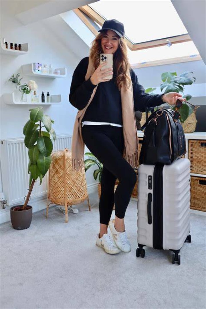 Kenya Moore Loves To Travel In Style – See Her Outfit