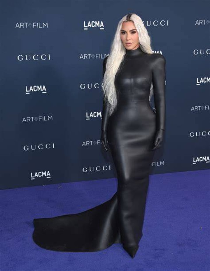 Kim Kardashian wears skinny leggings to show off her amazing weight loss