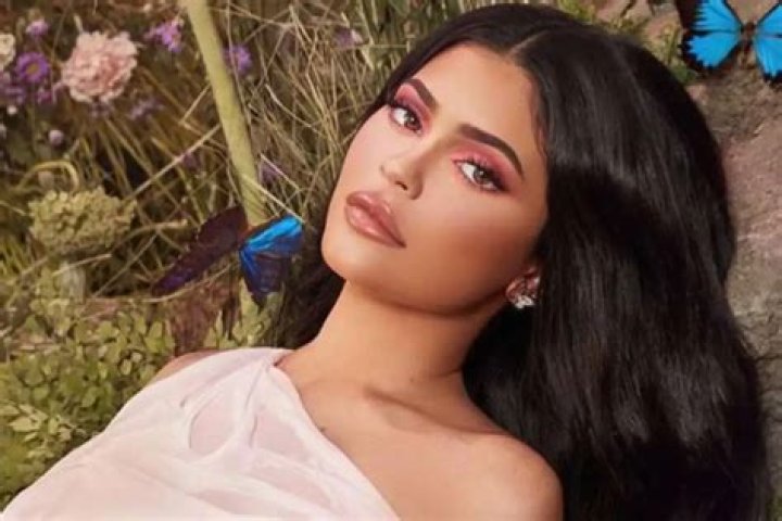 Kylie Jenner Flaunts Her Curves In Revealing Guizio Bathing Suit
