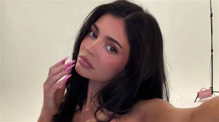 Kylie Jenner Poses Only In Lingerie And Travis Scott Reacts