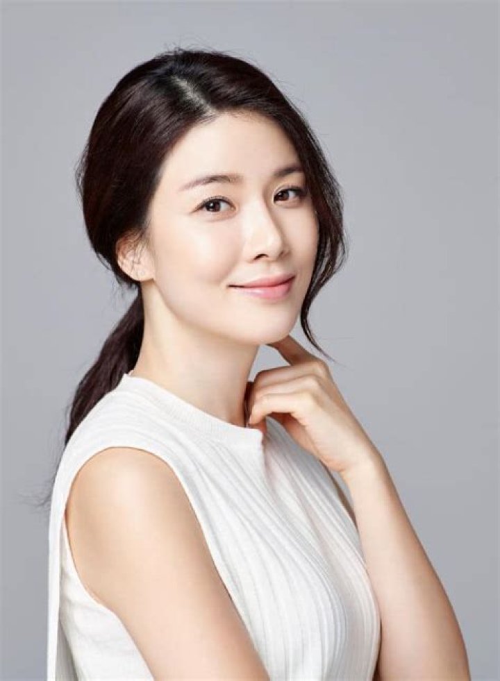 Lee Bo-young Biography - Facts, Childhood, Family Life & Achievements of South Korean Actress