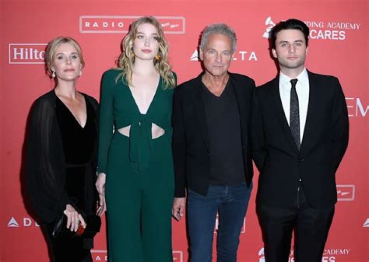 Lindsey Buckingham family, wife, children, parents, siblings