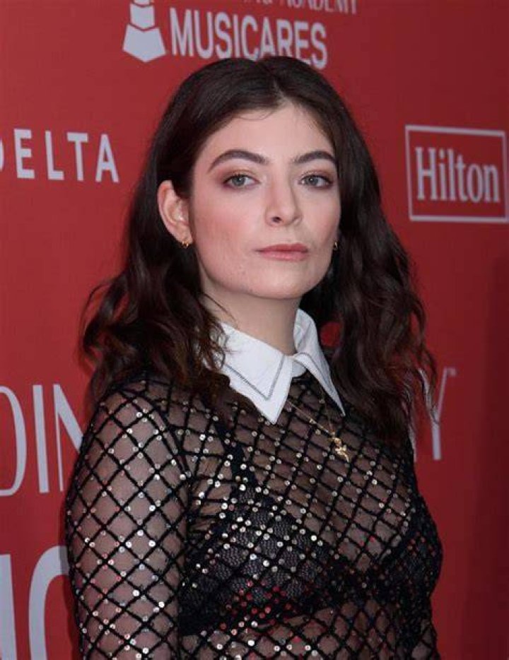 Lorde Flashes Abs, Reveals Self-Care Secrets — Celebwell