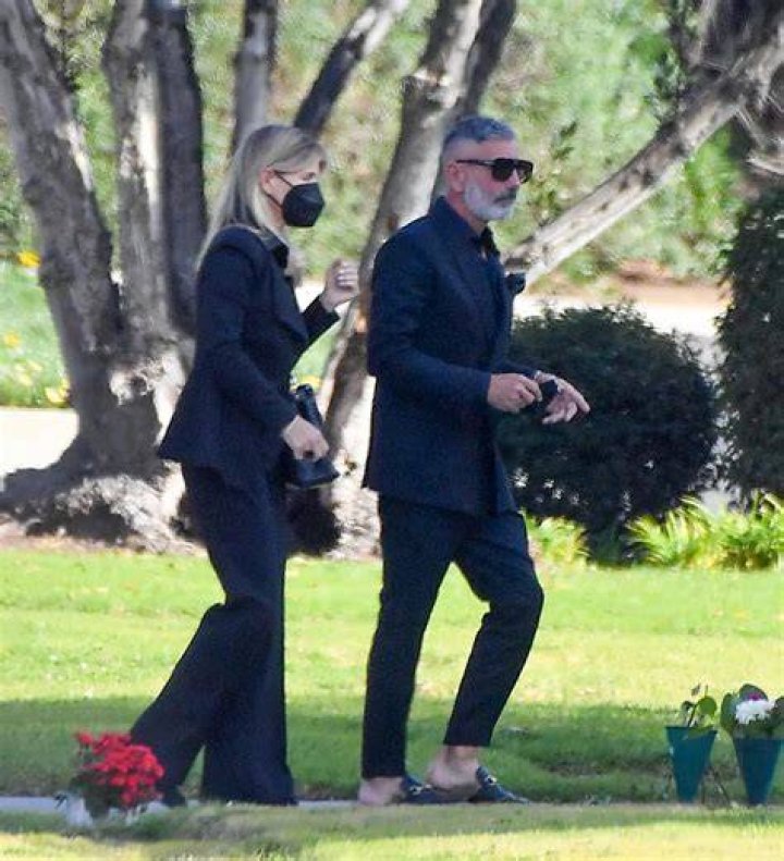 Lori Loughlin And Mossimo Giannulli – Lawyer Says They Can Serve Their Time Consecutively, Talks Special For Stars Treatment And More!