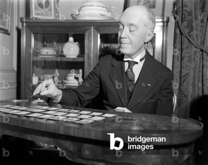 Louis De Broglie Biography - Childhood, Life Achievements & Timeline