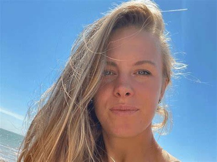 Magdalena Fręch in Bathing Suit Shares "Only Good Vibes" — Celebwell