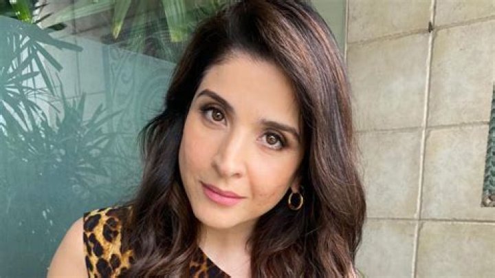 Maheep Kapoor in Bathing Suit Says “I Love Dubai” — Celebwell