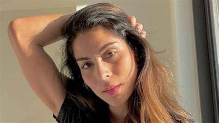 María León in Bathing Suit Puts on Live Performance — Celebwell