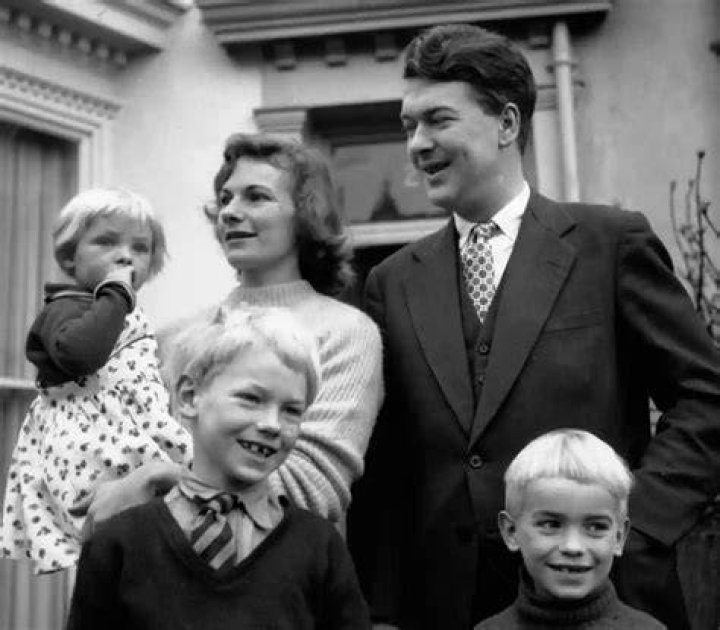 Martin Amis family, wife, children, parents, siblings