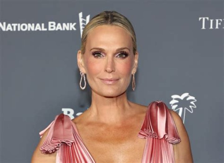Molly Sims in Bathing Suit Says Hi From "Paradise" — Celebwell
