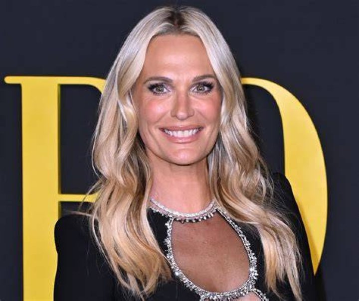 Molly Sims in Two-Piece Workout Gear is Back "Stronger Than Ever" — Celebwell