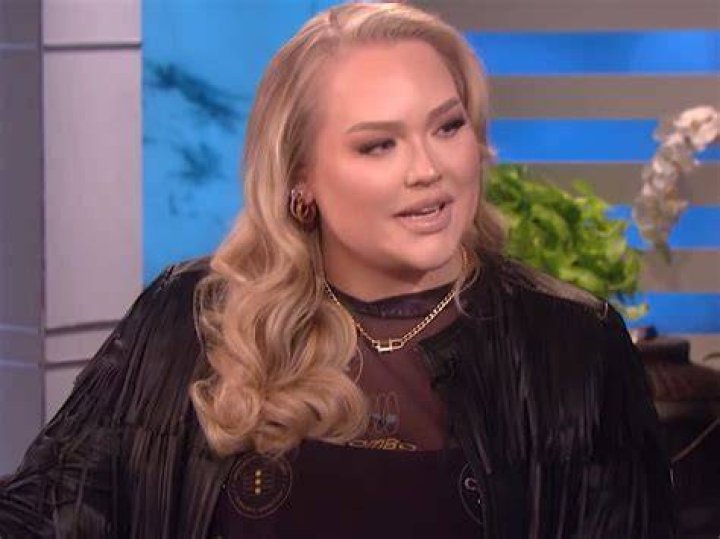 Nikkie Tutorials Shockingly Calls Out Ellen Degeneres For Being Rude After She Appeared On Her Talk Show!