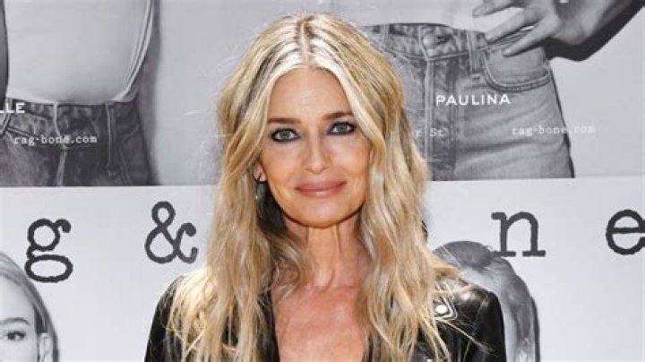 Paulina Porizkova in Bathing Suit Says "Dance" — Celebwell