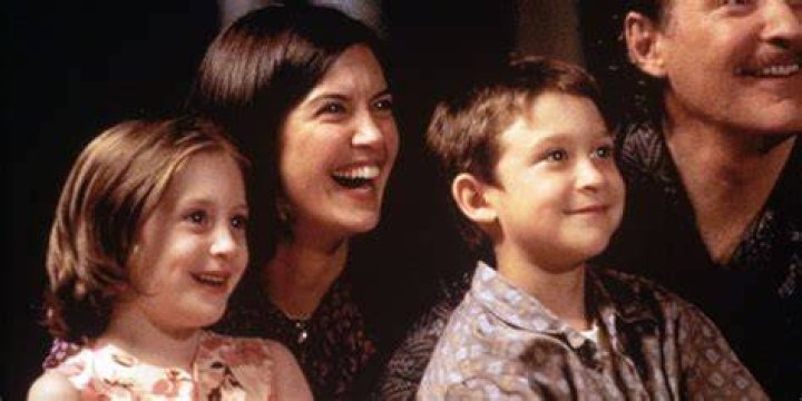 Phoebe Cates Biography - Facts, Childhood, Family Life & Achievements