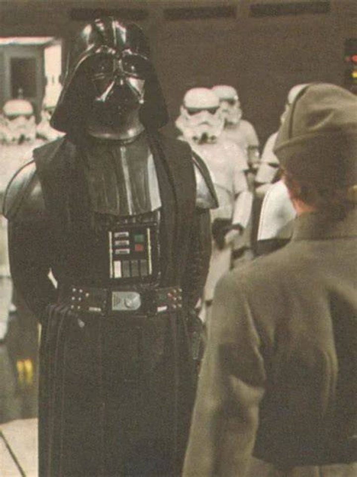 Rare Star Wars Photo Of Darth Vader Without His Cape Reveals Something Interesting