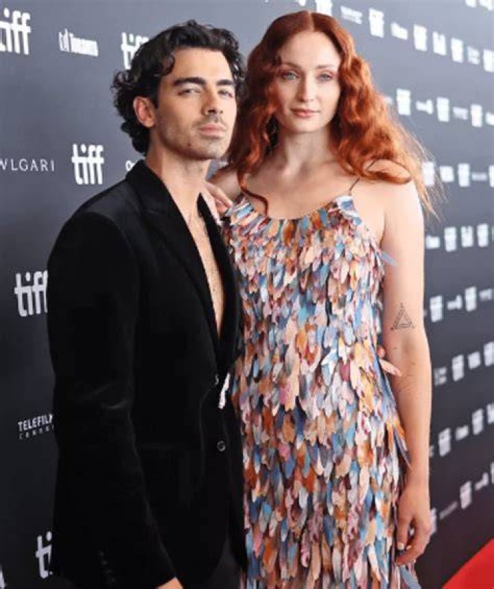 Red Carpet Debut For Sophie Turner And Joe Jonas Shows Off Their Stunning Wardrobes