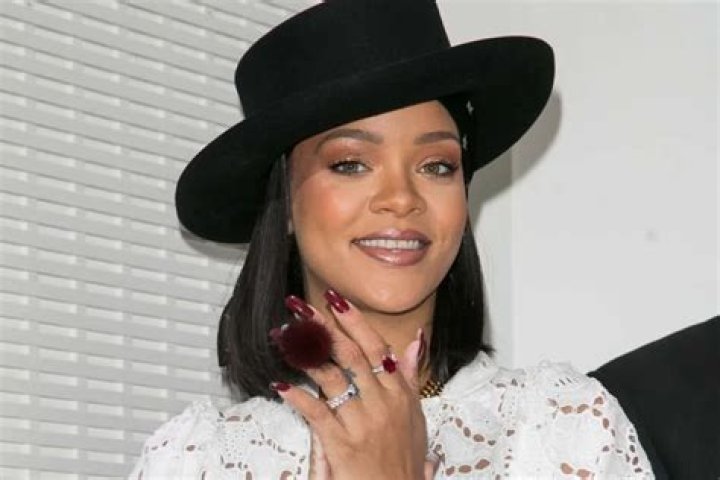 Rihanna Defends Vogue’s Anna Wintour After Backlash Over Pregnancy Question – She Admits It’s Her ‘Dream’ To Be A Mom