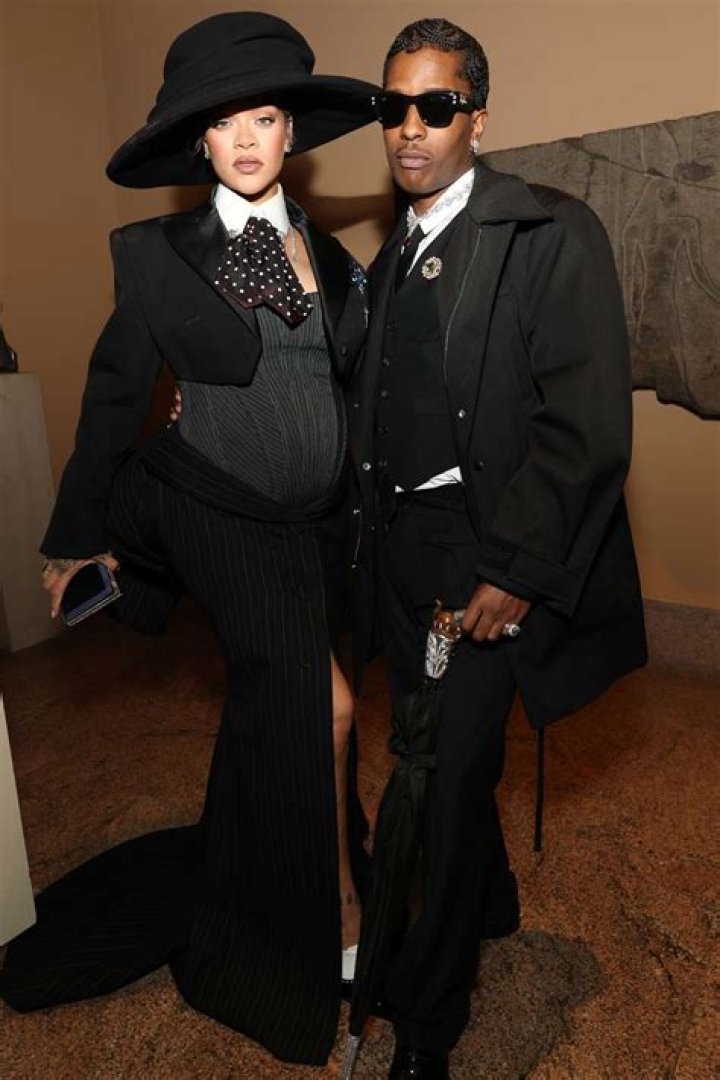 Rihanna, who is about to give birth, continues to go out, surprising the audience with outrageous outfits