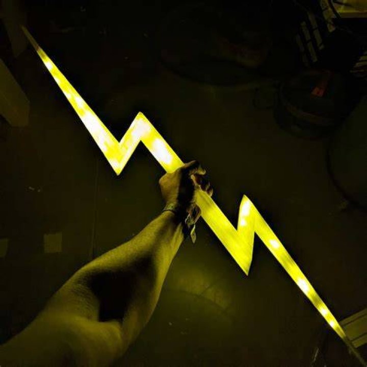 Russell Crowe would stand outside Tessa Thompson’s trailer to practice his Zeus lightning bolts