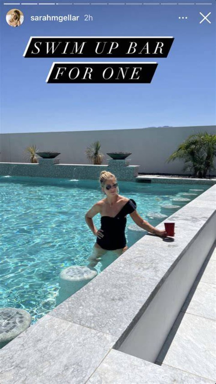 Sarah Michelle Gellar in Bathing Suit Has "Pool Day" — Celebwell