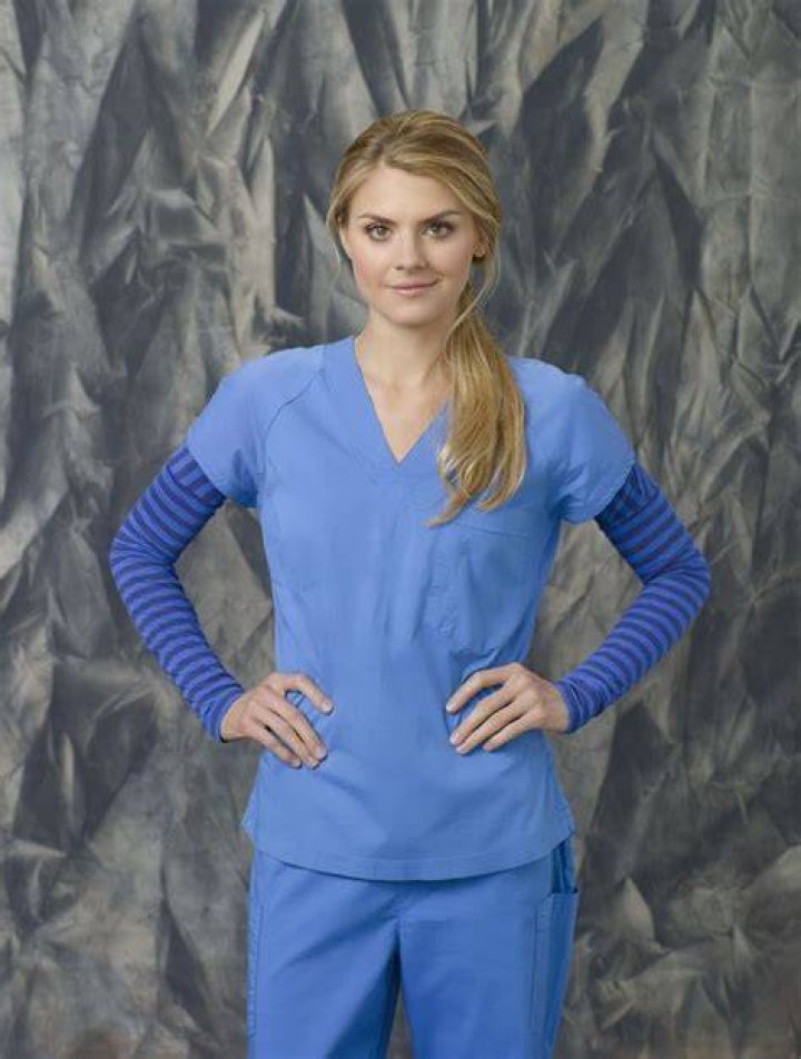 Scrubs Star Eliza Coupe in Workout Gear Shares Summer Photos