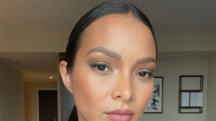 SI Swim Model Lais Ribeiro Shares Swimsuit Photo Saying "Hola"