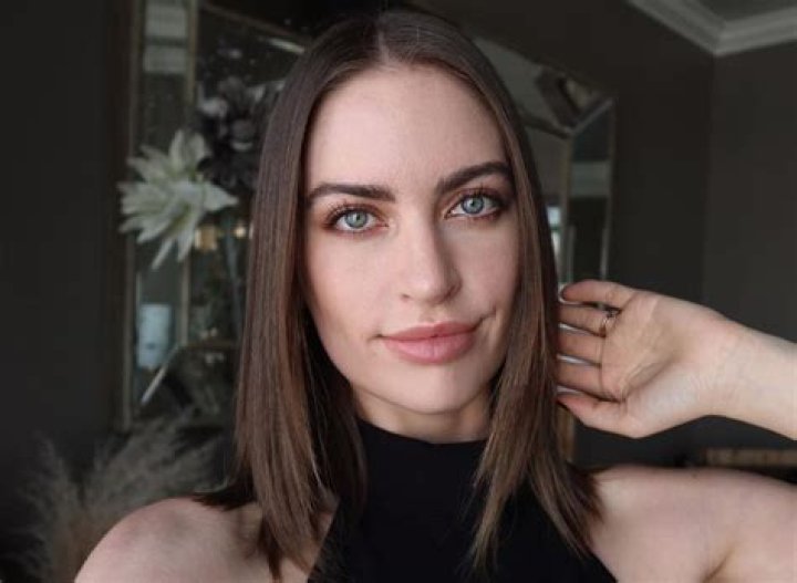 Siera Bearchell in Bathing Suit is "Body Positive" — Celebwell