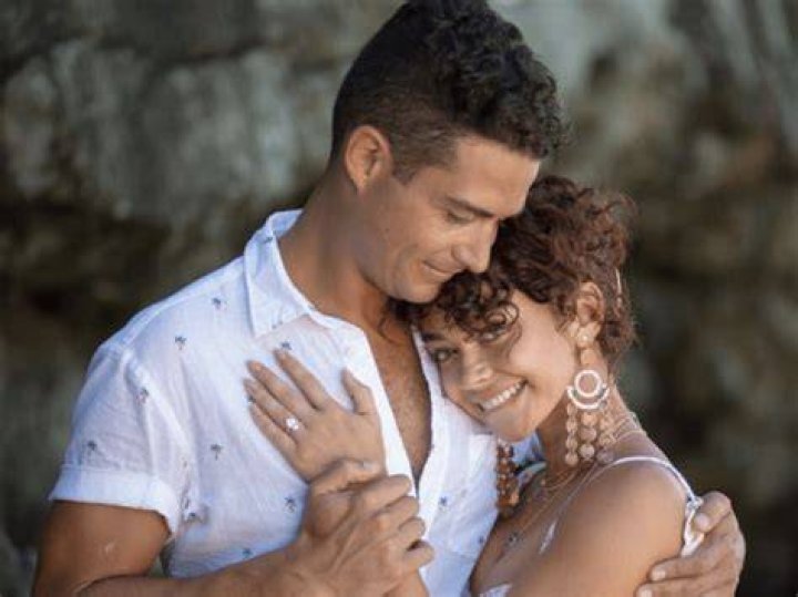 Social Media Explodes With Well Wishes For Sarah Hyland And Wells Adams Following Engagement