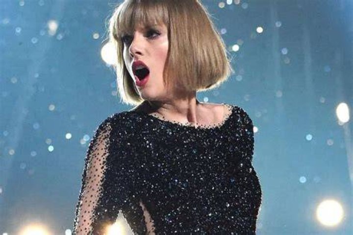 Taylor Swift Praises Jameela Jamil For Promoting Body Positivity