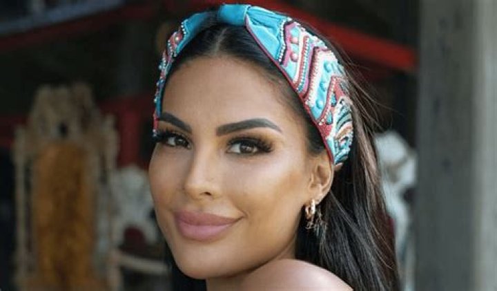 Tefi Valenzuela in Bathing Suit Shares a Rare Mirror Selfie — Celebwell