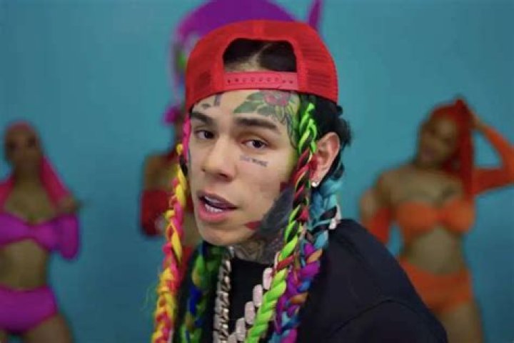 Tekashi 69’s Latest Look Has Fans Laughing Like There’s No Tomorrow: ‘Nicki Has Been Searching For Her Lace Front!’