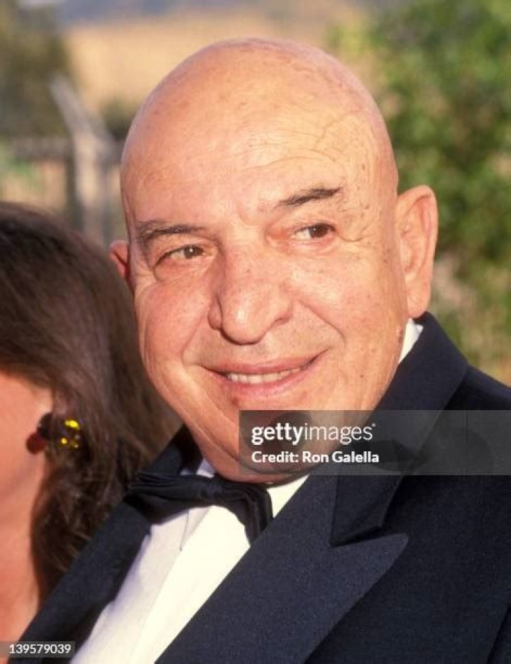 Telly Savalas Biography - Facts, Childhood, Family Life & Achievements