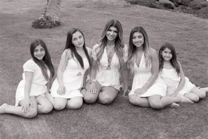 Teresa Giudice And Her Daughters With Joe Fly To Italy For A Family Reunion And Everyone’s Excited! 