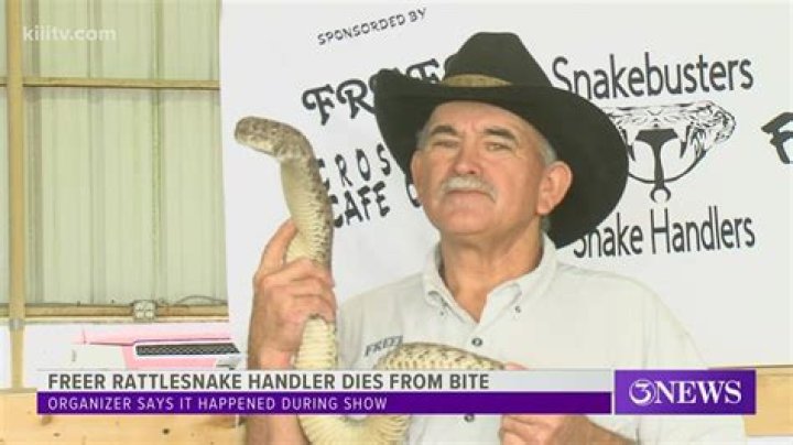 Texas rattlesnake handler dies video