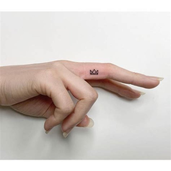 What Does A Crown Finger Tattoo Mean? – Celebrity
