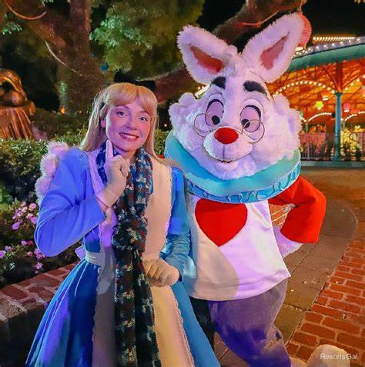 What does the White Rabbit represent in Alice in Wonderland? – Celebrity