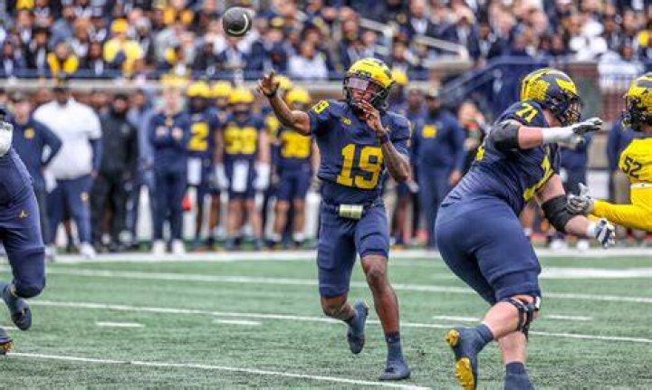 Where did Jonathan Owens go to college? Did Jonathan Owens play college football?