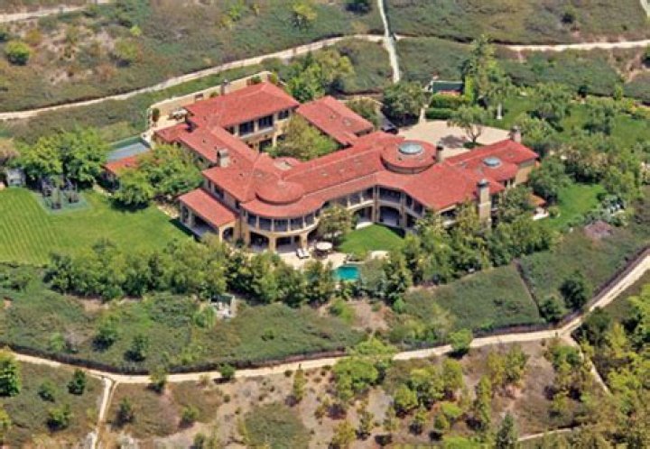 Where does Arnold Schwarzenegger live?