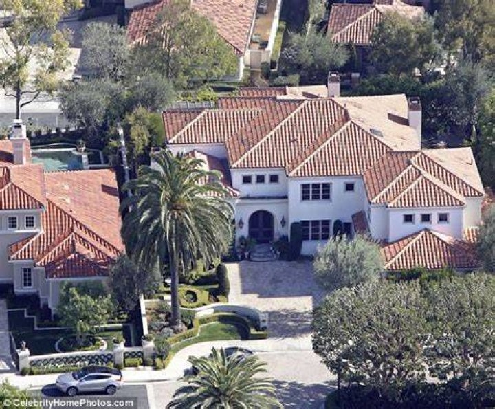 Where does Vanessa Bryant live?