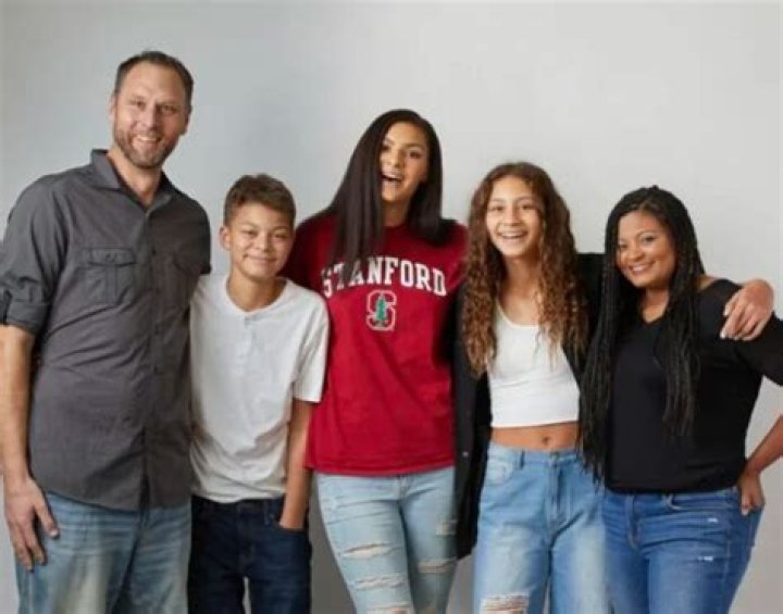 Who are Lauren Bernett parents and siblings?