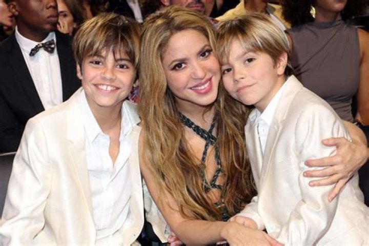 Who are Shakira's 9 brothers and sisters?