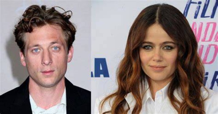 Who is Jeremy Allen White’s girlfriend?