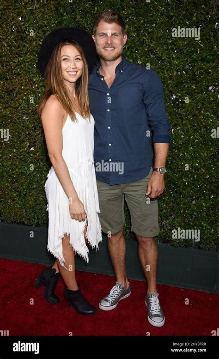 Who is Travis Van Winkle wife Jessica Kemejuk Blythe?