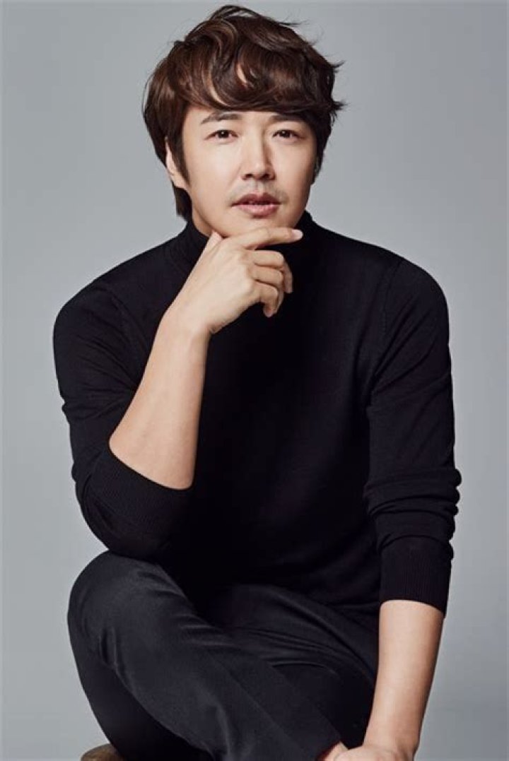 Yoon Hyun-min Biography - Facts, Childhood, Family & Achievements of South Korean Actor